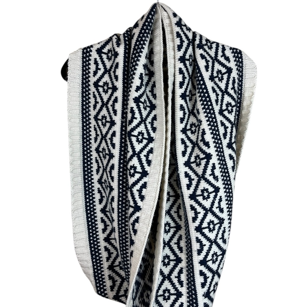 UK2LA Navy and Cream Knit Infinity Scarf, Geometric Pattern